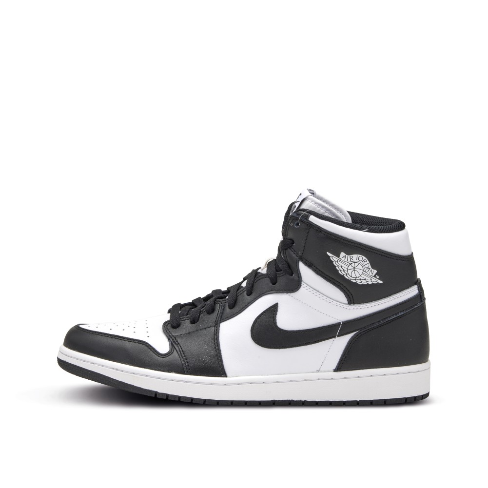 697-nike-air-jordan-1-retro-high-black-white.jpg